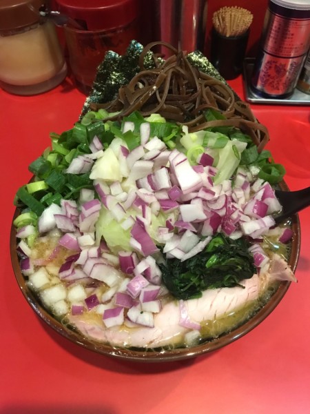 「ラーメン＋キャベツ＋九条ねぎ＋紫たまねぎW 1,000円」@どんとこい家の写真