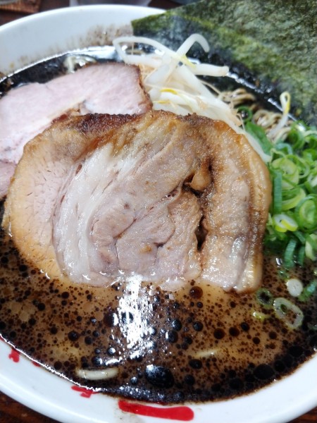 「黒マー油豚骨醤油らーめん・豚バラチャーシュー増し」@なんつッ亭 秦野本店の写真