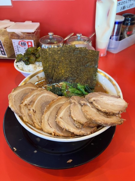「煮豚チャーシュー麺ダブル　ライス✖️4」@家系ラーメン 裏大輝家 青物横丁店の写真