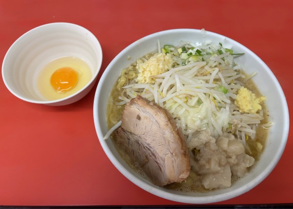 「塩ラーメン(小/平打ち麺)＋生卵」@らー麺 ぶたのジョーの写真