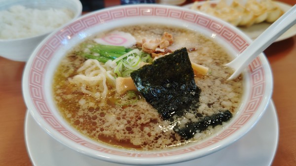 「背脂中華そば５９０円＆セット（餃子＋ライス）３００円」@野菜らーめん 幸楽苑 青梅店の写真
