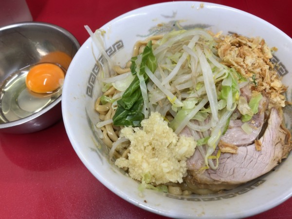 「小ラーメン（豚2枚）➕塩汁なし（生たまご付）」@ラーメン二郎 越谷店の写真