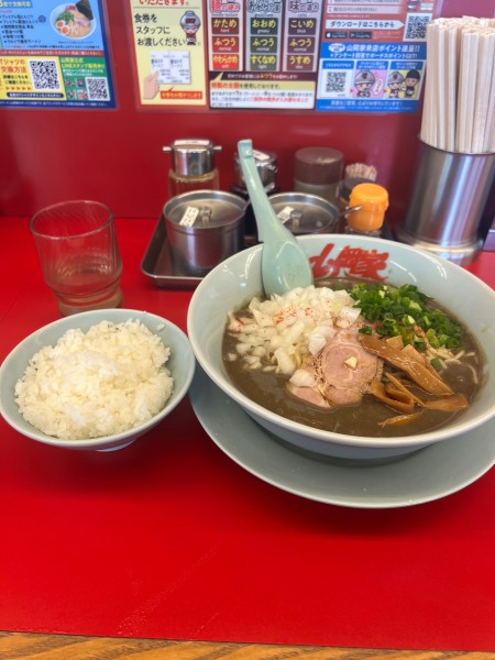 「鬼煮干しラーメン　半ライス　1030円」@ラーメン山岡家 春日部店の写真