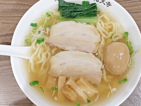 「打ちたて中華そば（塩）＋半熟味玉」@打ち立て中華そば 伊蔵八 祐天寺店の写真