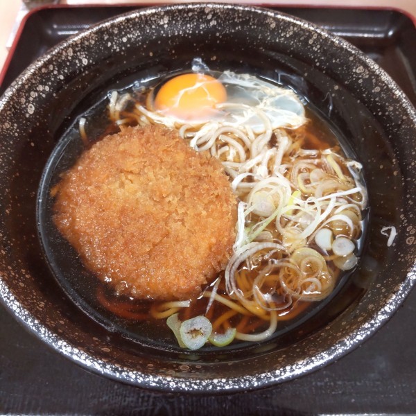 「コロッケ（￥390）＋生玉子（￥100）」@梅もと ヤエチカ店の写真