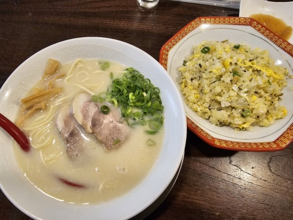 「豚骨ラーメン半チャンセット」@立ち呑み居酒屋 金町製麺の写真