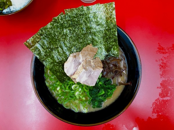 「マル得ラーメン:800円、ライス:100円」@横浜ラーメン 武蔵家 北千住西口店の写真