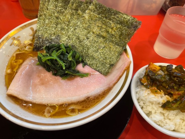 「ラーメン並のり　ライス→おかわり」@家系ラーメン 裏大輝家 青物横丁店の写真