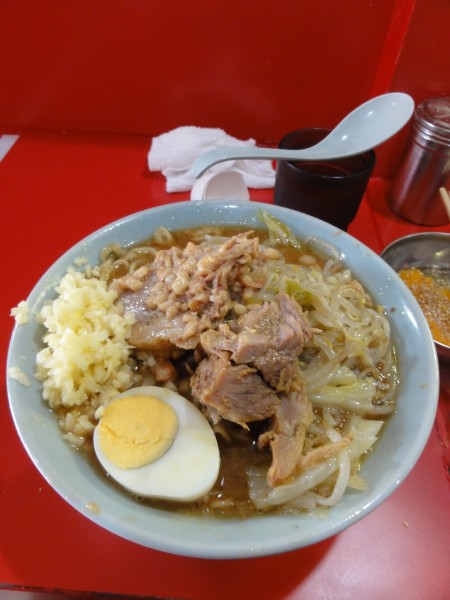 「少なめ1000円ニンニク多 生卵100円 白150円」@ラーメン富士丸 明治通り都電梶原店の写真