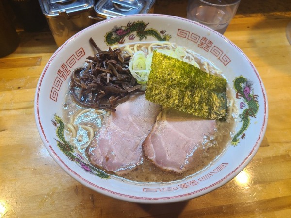 「ラーメン(豚骨)+大盛り」@なるめんの写真