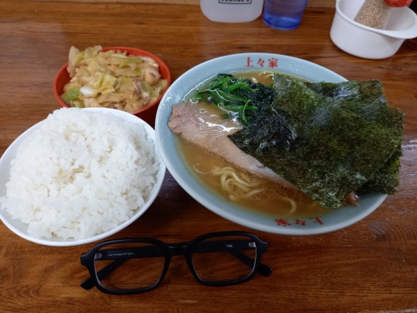 「ラーメン(かため)ライス・キャベチャー」@横浜家系ラーメン上々家の写真