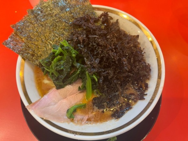 「ラーメン(並)800円＋岩のり200円」@家系ラーメン 裏大輝家 青物横丁店の写真