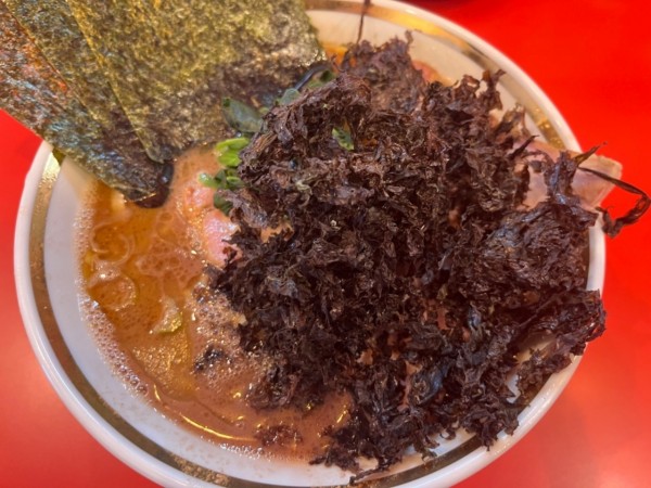 「ラーメン(中)900円＋岩のり200円」@家系ラーメン 裏大輝家 青物横丁店の写真