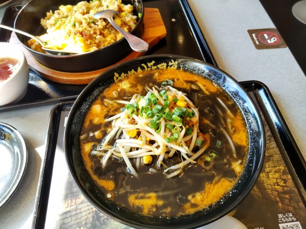 「【限定】黄金の味噌ラーメンBLACK＋鉄板イタメシ」@らあめん花月嵐 戸田美女木店の写真