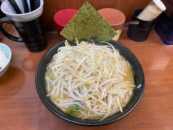 「モヤシトッピング¥100、ワカメラーメン」@さつまっ子 中村橋店の写真