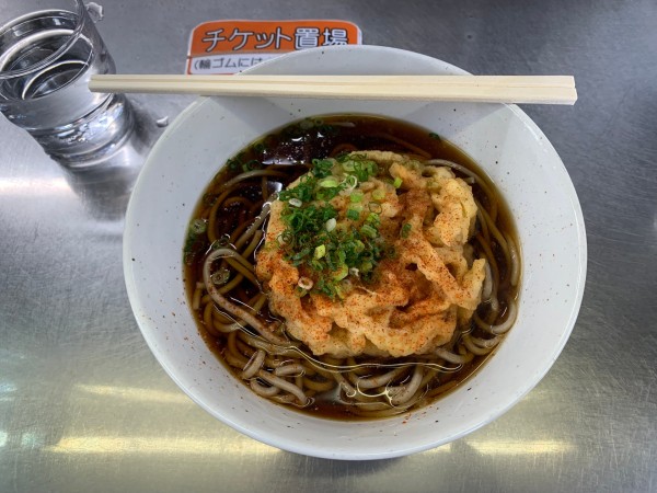 「かき揚げそば 500円」@富士見そば 下りホーム店の写真