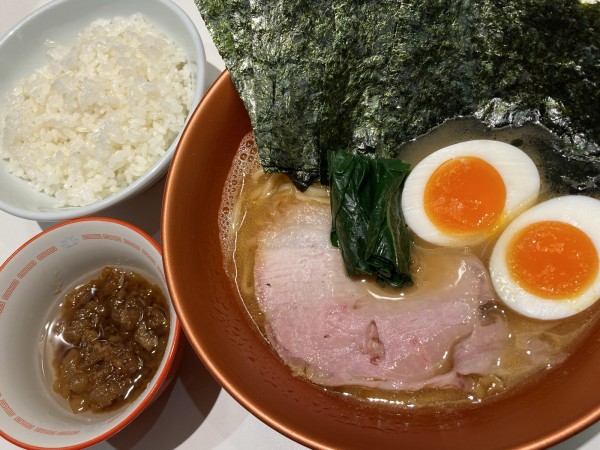 「のり玉ラーメン＋ライス＋味付け背脂」@家系ラーメン 革新家 TOKYOの写真
