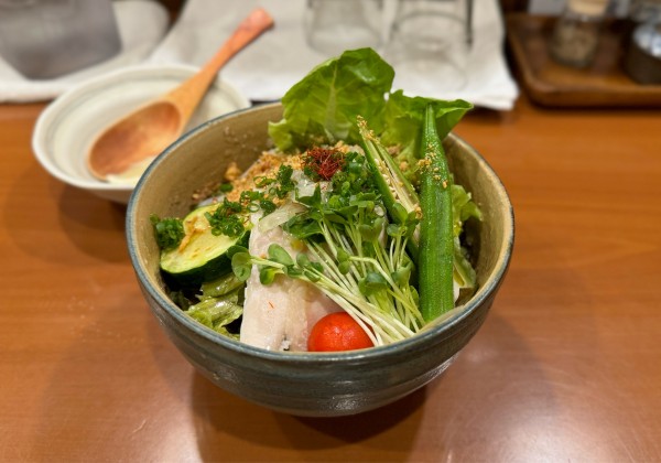 「冷たい季節のサラダSOBA ¥1000」@串まるの写真