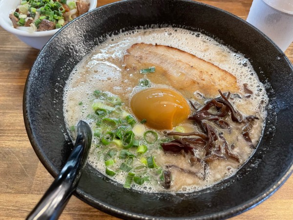 「九州とんこつ半熟味玉　950」@どんきさろくの写真