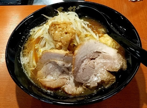 「ミニ煮豚らーめん」@えび豚骨拉麺 春樹 東十条店の写真