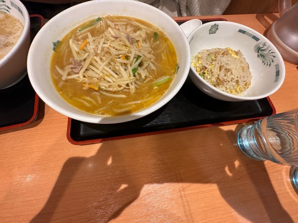 「味噌ラーメン半チャーハンセット」@日高屋 高島平東口北店の写真