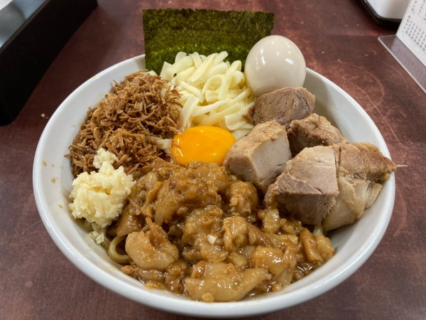 「まぜそば・味玉」@らーめん にい村の写真