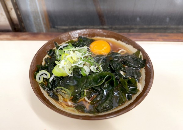 「「わかめそば(400円)+玉子(80円)」@立食い そば処 JR北千住駅2・3番線ホーム店の写真