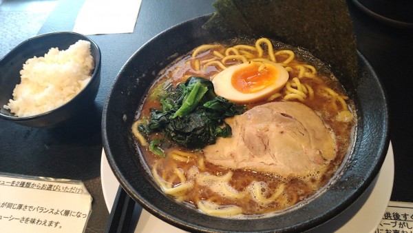 「黒醤油豚骨ラーメン」@横浜らーめん 源泉 海老名店の写真