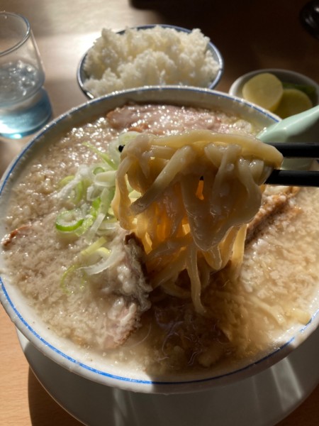 「老麺油あり900 半ライス100」@安福亭 柏町本店の写真
