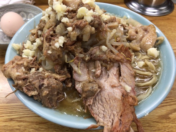 「ラーメン(ニンニク、ちょいヤサイ、アブラ)+生玉子 1030円」@ラーメン そらの写真