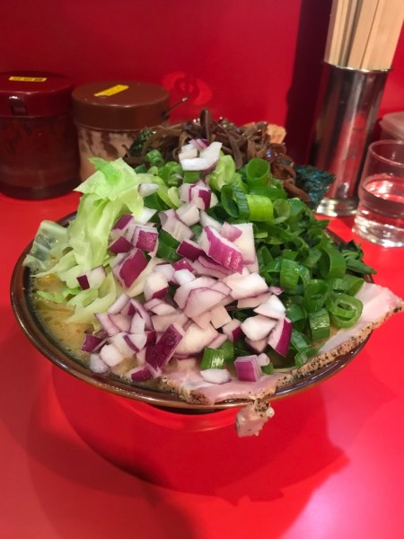 「ラーメン＋キャベツ＋九条ねぎ＋紫たまねぎ W1,000円」@どんとこい家の写真