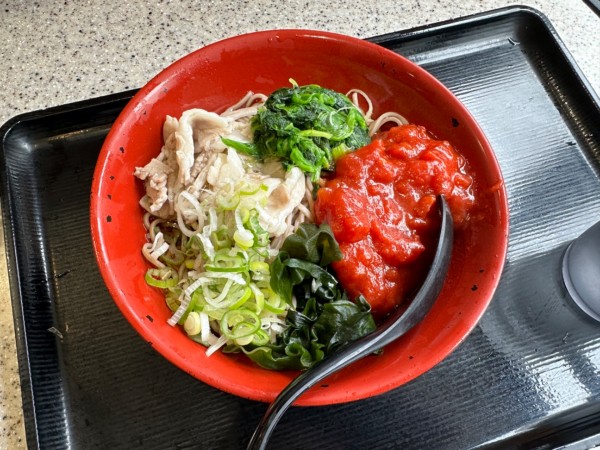 「冷し肉トマトそば(690円)」@名代 富士そば 神谷町店の写真