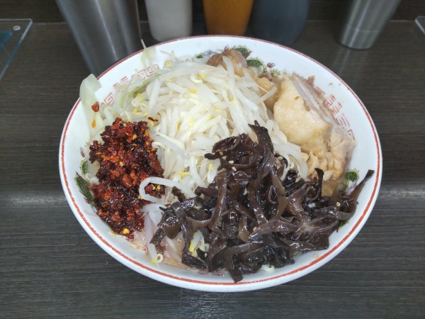 「ラーメン少なめ　ラー油　900+50」@ラーメン二郎 川越店の写真