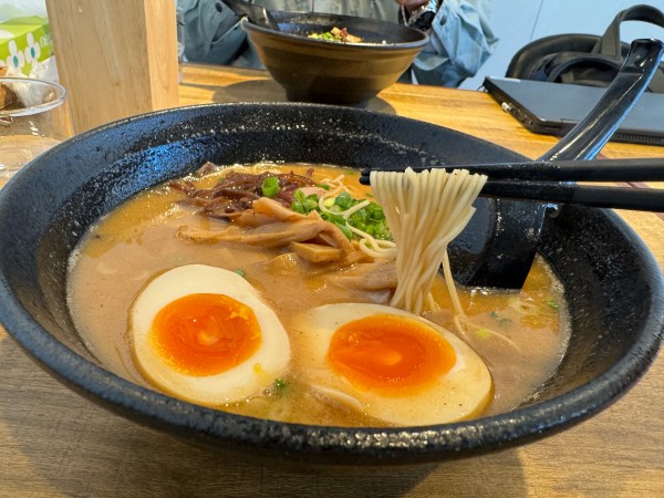 「豚骨ブラックラーメン　煮玉子1000円」@ラーメン 一笑の写真