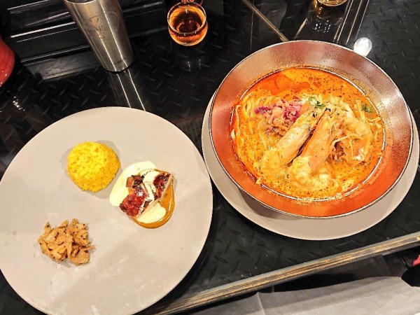 「オマールエビのみそカレーラーメン、など」@トーキョーニューミクスチャーヌードル 八咫烏 CHIKARABOの写真