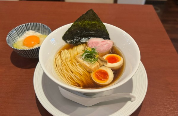 「津軽煮干し中華蕎麦（味玉入り）¥950、【限定】TKG¥100」@酒肴場 屯の写真