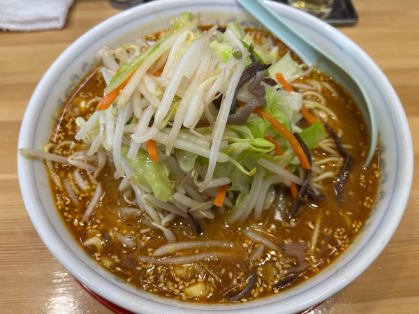 「旨辛赤味噌らー麺大盛固め、野菜　950円」@麺工房マルオの写真