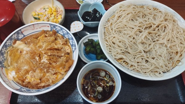 「もり蕎麦とはいから丼セット（ともに大盛）1000円」@そば処 初味の写真