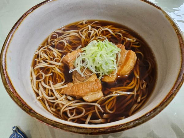 「豚角煮そば　1980円」@そば処 濱勢の写真