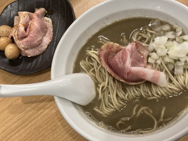 「濃厚煮干し蕎麦＋背脂の和え玉＋肉うずらプレート(オープン記念」@麺処 にぼし香の写真