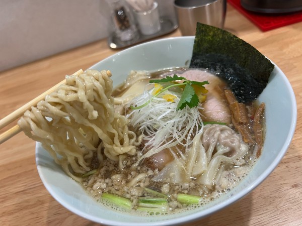 「Mix ワンタン煮干し　¥1,200」@地球の中華そばの写真