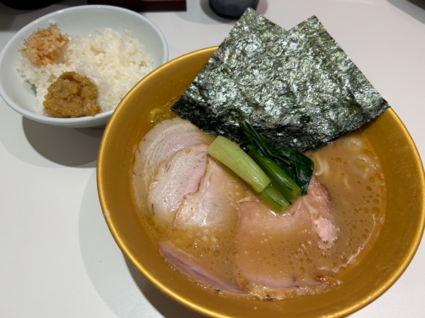 「ラーメン900円+ライス100円」@家系ラーメン 革新家 TOKYOの写真