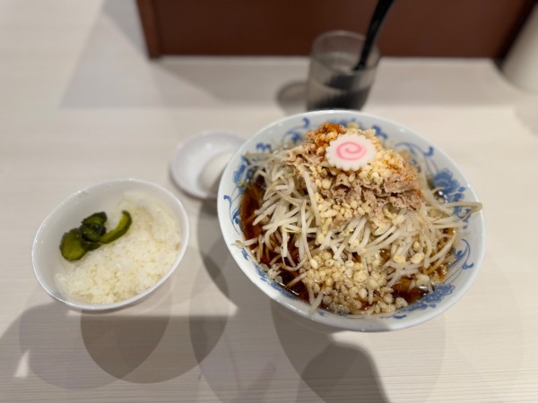 「らーめん(ごはん.生玉子1コサービス)999円」@これでいいのだの写真