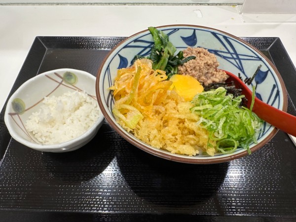 「うま辛まぜ釜玉うどん（並盛）740円→710円」@丸亀製麺 イーサイト高崎店の写真