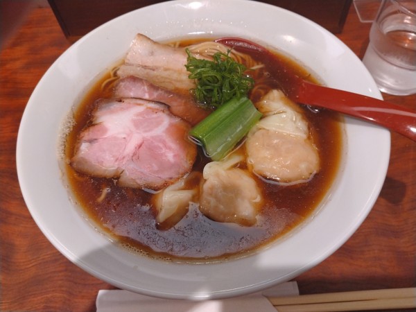 「ワンタン醤油そば(海老ワンタン3個)¥1250-」@三馬路 東京店の写真