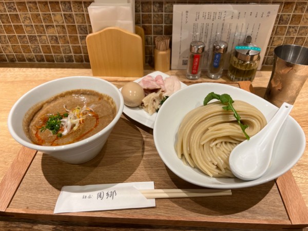 「赤つけ麺煮卵」@麺屋 周郷 神田店の写真
