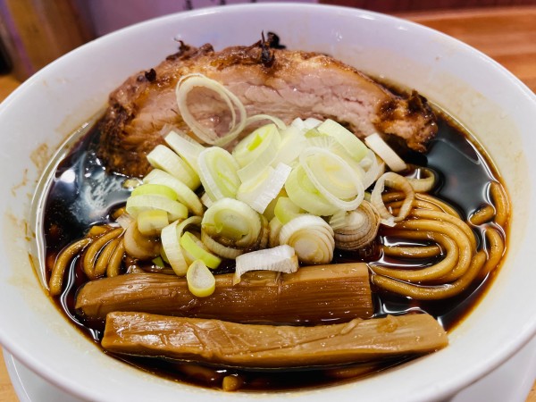 「世界一厚切り焼豚 micro 1,573円 餃子 165円」@人類みな麺類の写真