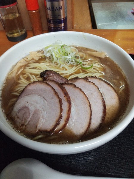 「煮干しそば(醤油)(トッピング：チャーシュー)」@つけ麺 中華そば 佐とうの写真