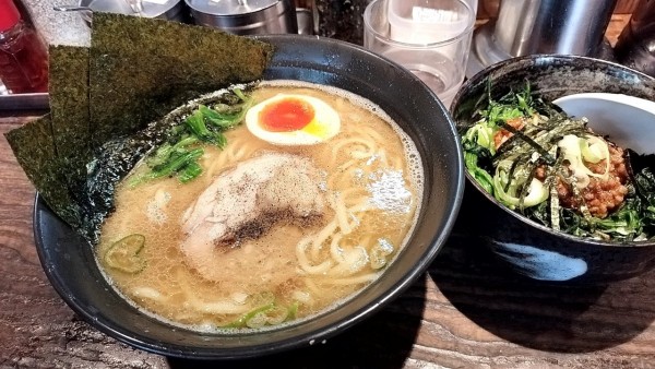 「ラーメン＋ピリ辛丼ランチ950円」@らーめん 半蔵の写真