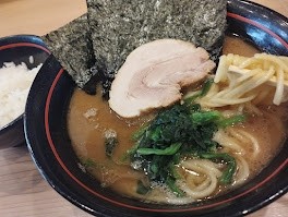 「ラーメン並(すべて普通)(サービスライス)(700)」@家系 麺場寺井の写真